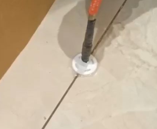 东宁瓷砖空鼓维修公司专业解答瓷砖在铺贴过程中，如果没有涂抹均匀到位的粘结材料（如水泥砂浆或瓷砖胶），可能会导致以下问题